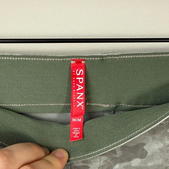 SPANX Stonewashed Camouflage Pull On Shorts Modern Fit - Picture 3 of 4